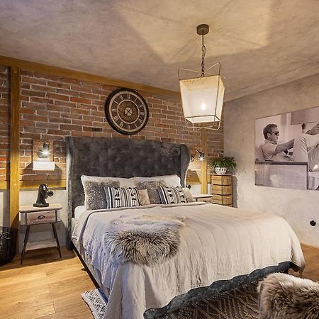 Hotel Mclimon Нови-Йичин Экстерьер фото