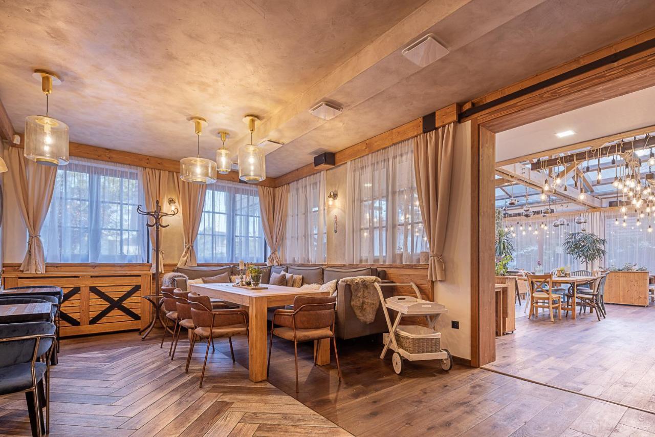 Hotel Mclimon Нови-Йичин Экстерьер фото