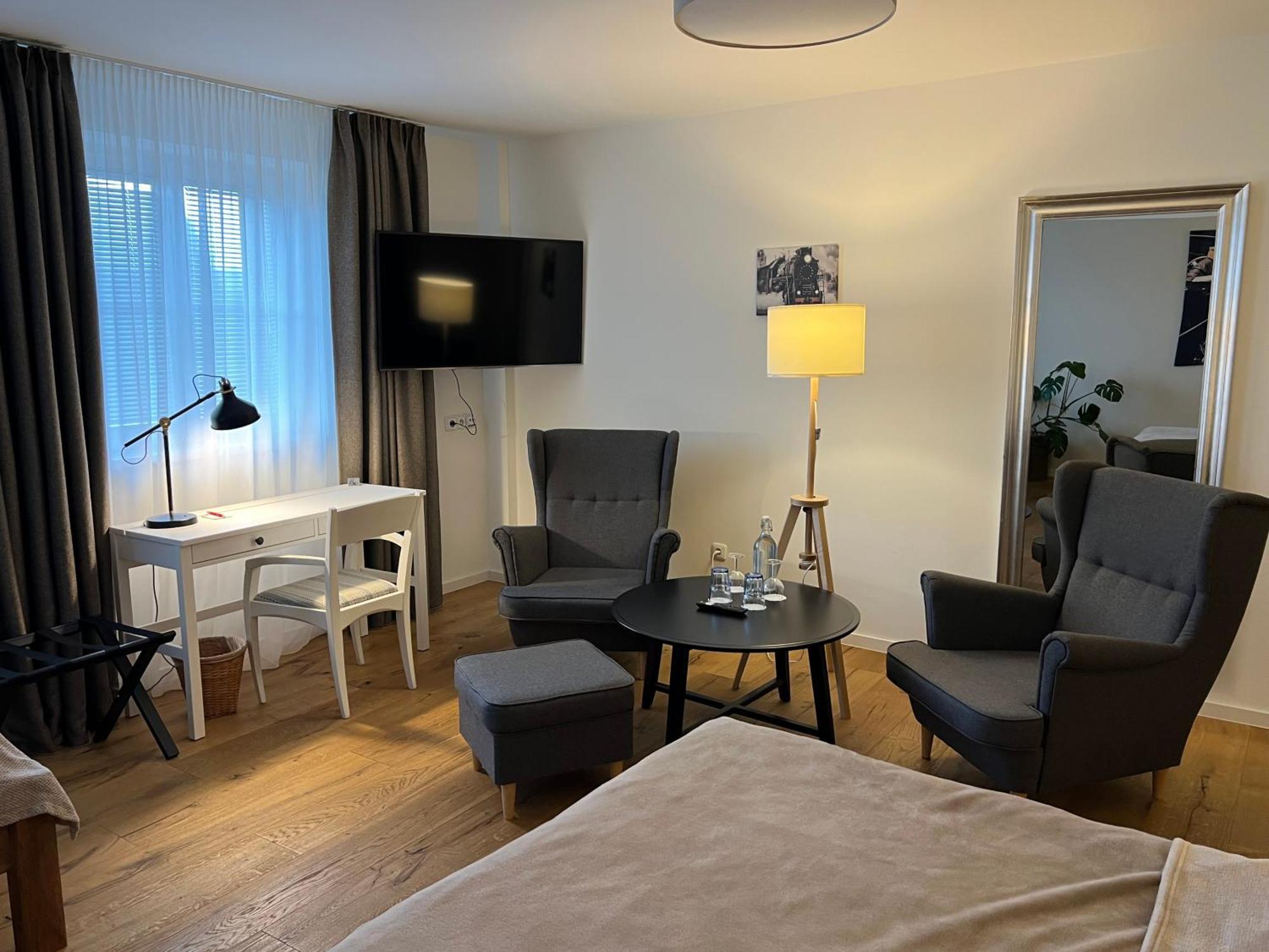 Hotel Mclimon Нови-Йичин Экстерьер фото