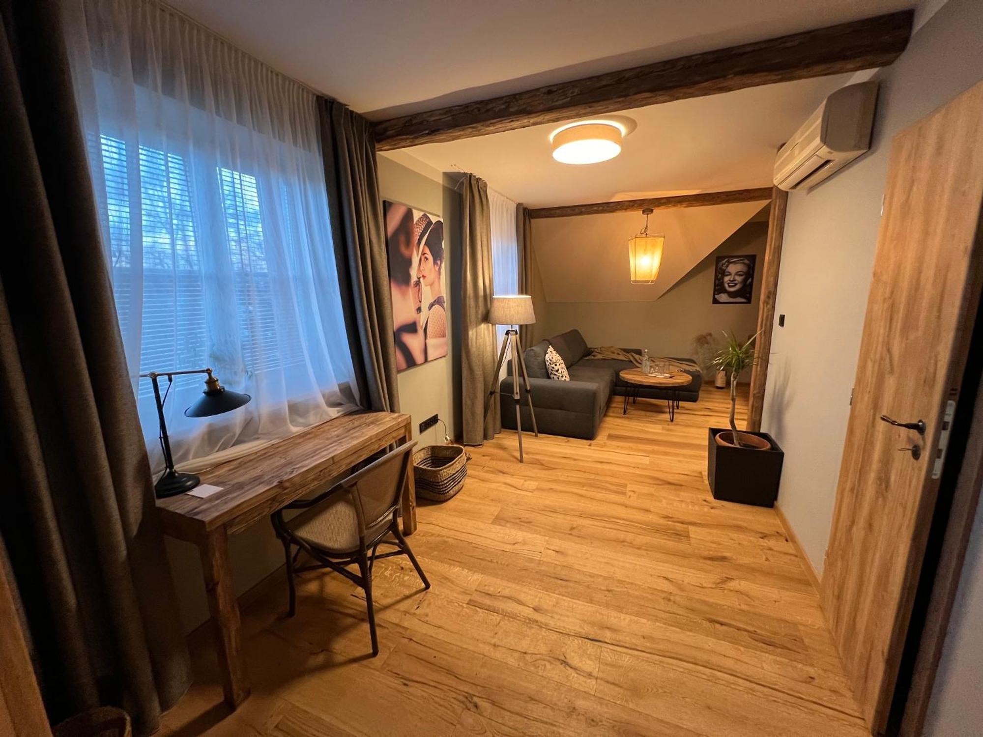 Hotel Mclimon Нови-Йичин Экстерьер фото