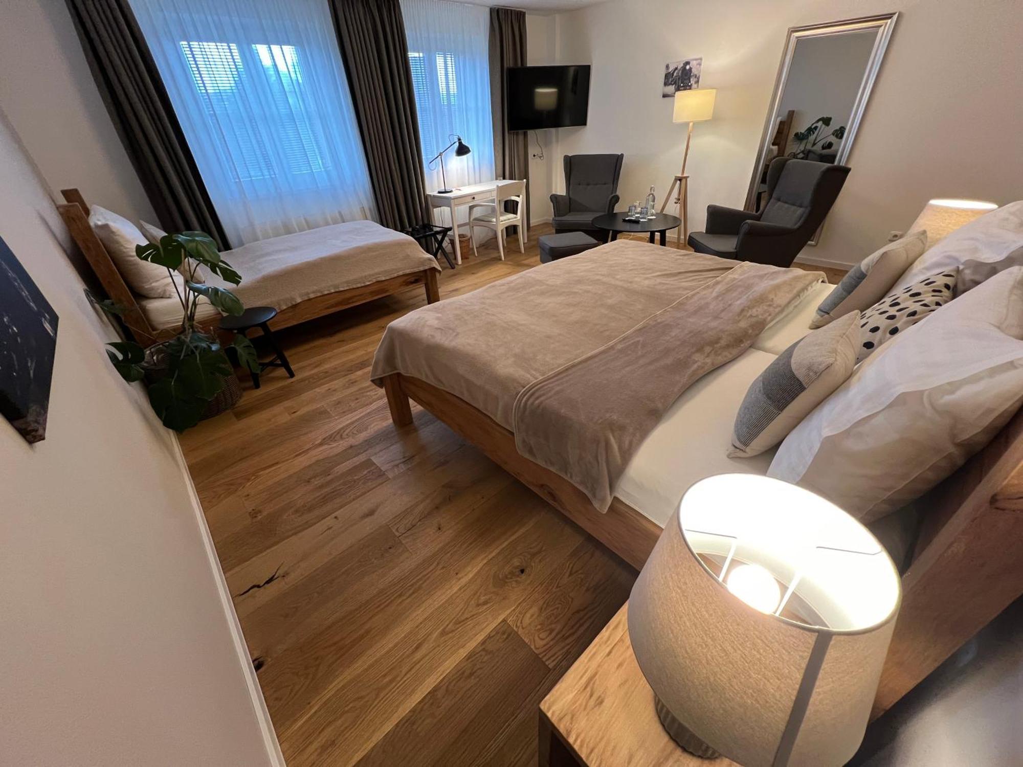 Hotel Mclimon Нови-Йичин Экстерьер фото