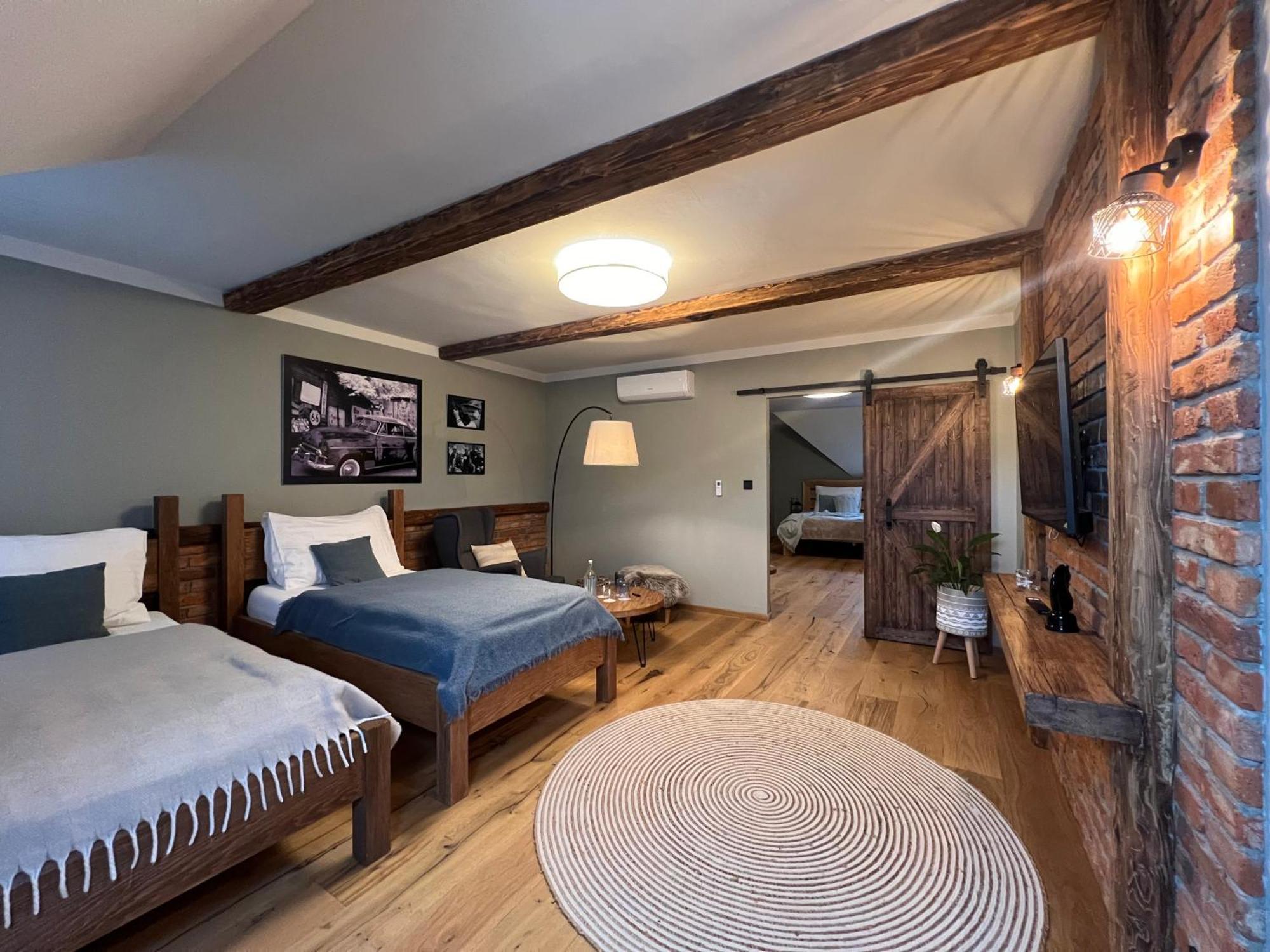 Hotel Mclimon Нови-Йичин Экстерьер фото