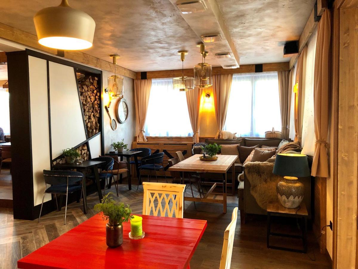 Hotel Mclimon Нови-Йичин Экстерьер фото