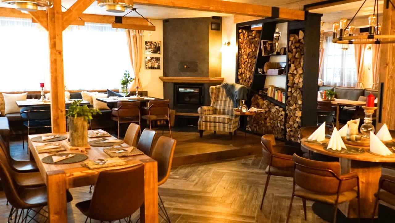 Hotel Mclimon Нови-Йичин Экстерьер фото
